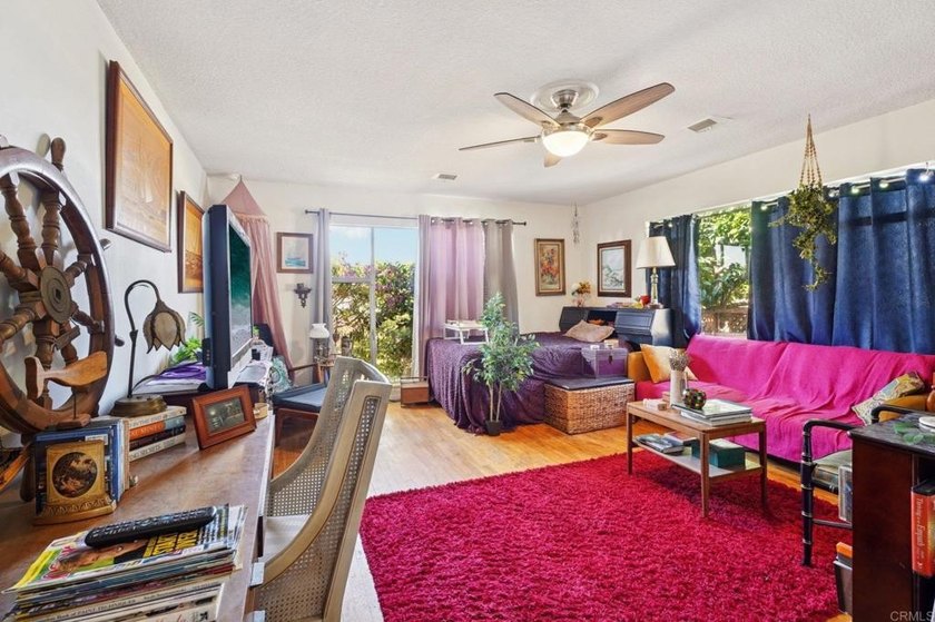 Welcome to 437 Court Ave, a charming Mid-Century Modern hillside - photo 12
