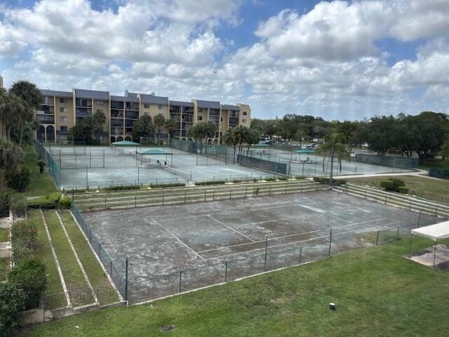 SPACIOUS AND BRIGHT 3 BEDROOM/2BTH , 4TH FLOOR PRIME END UNIT - photo 14