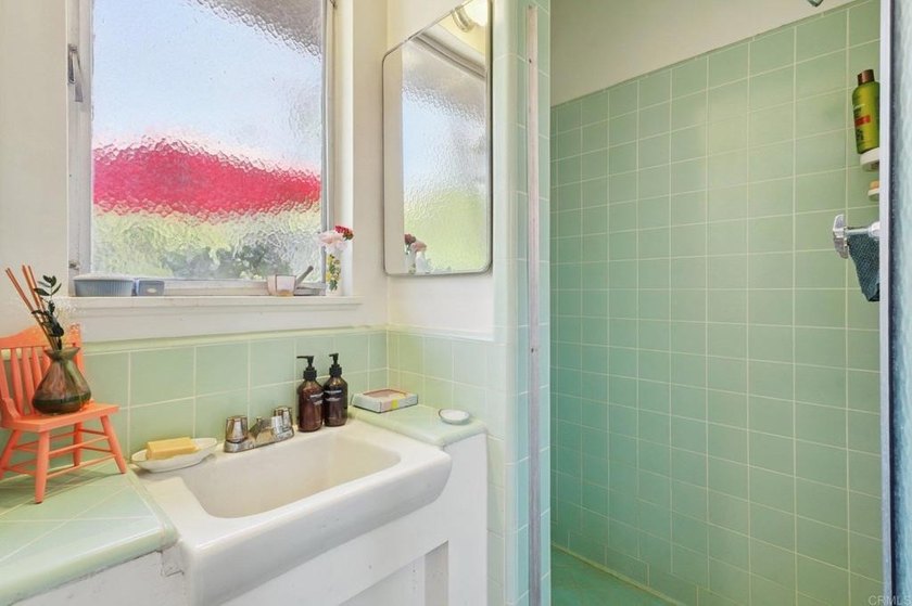 Welcome to 437 Court Ave, a charming Mid-Century Modern hillside - photo 15