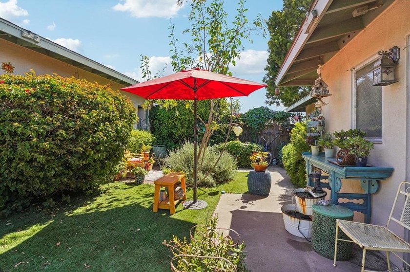 Welcome to 437 Court Ave, a charming Mid-Century Modern hillside - photo 16