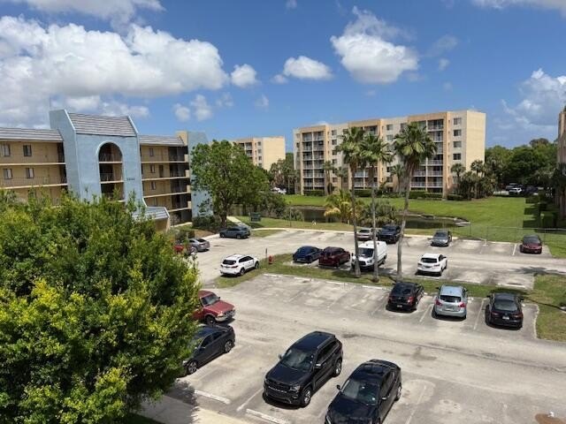 SPACIOUS AND BRIGHT 3 BEDROOM/2BTH , 4TH FLOOR PRIME END UNIT - photo 16