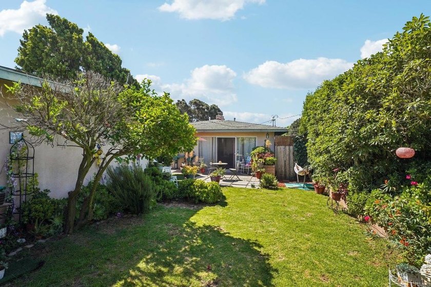 Welcome to 437 Court Ave, a charming Mid-Century Modern hillside - photo 18