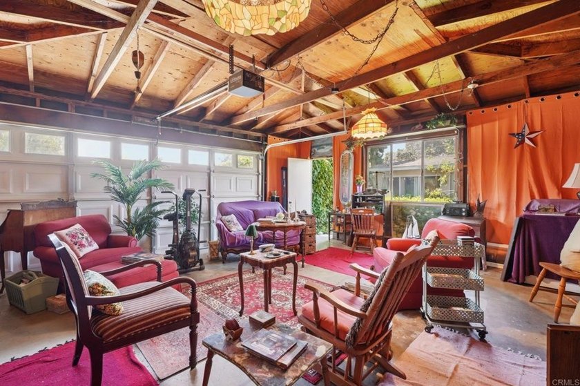Welcome to 437 Court Ave, a charming Mid-Century Modern hillside - photo 21