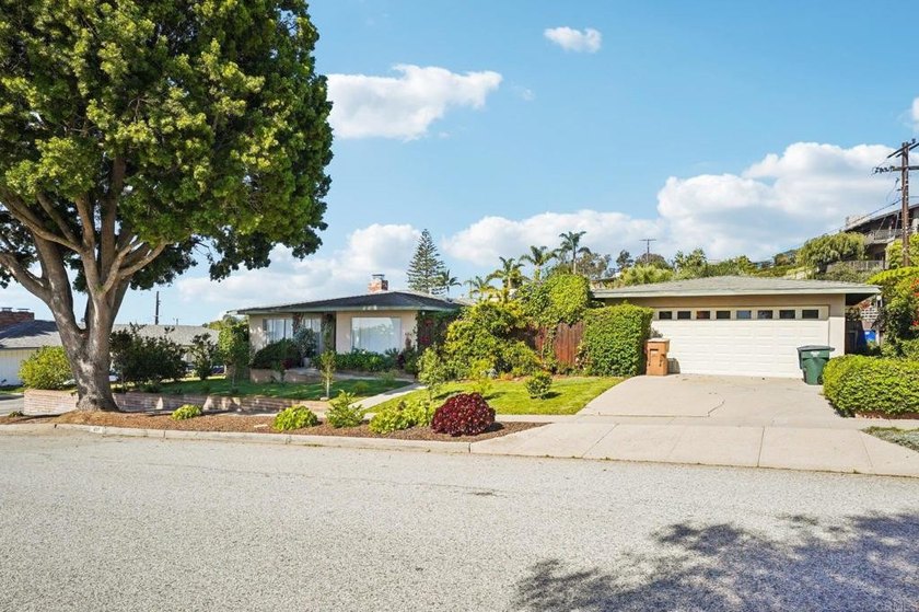 Welcome to 437 Court Ave, a charming Mid-Century Modern hillside - photo 24