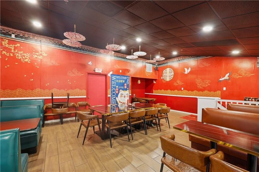 Incredible opportunity to own your own mid-Island restaurant! - photo 12