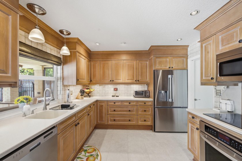 Beautifully maintained three bedroom, two bathroom With option - photo 12
