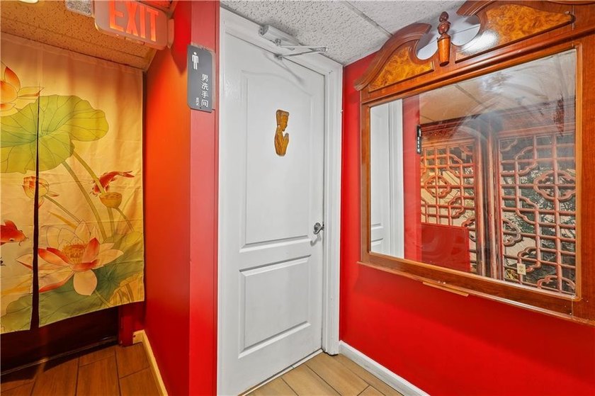 Incredible opportunity to own your own mid-Island restaurant! - photo 14