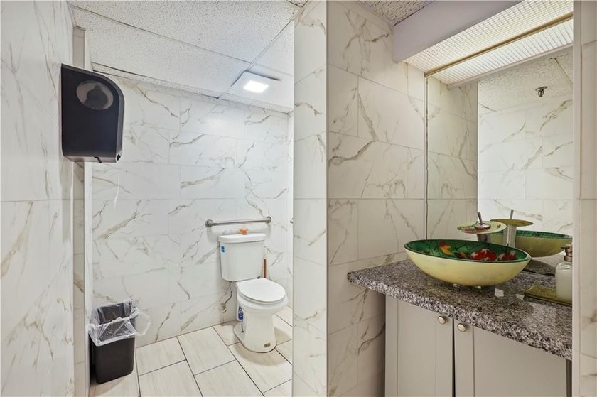 Incredible opportunity to own your own mid-Island restaurant! - photo 15