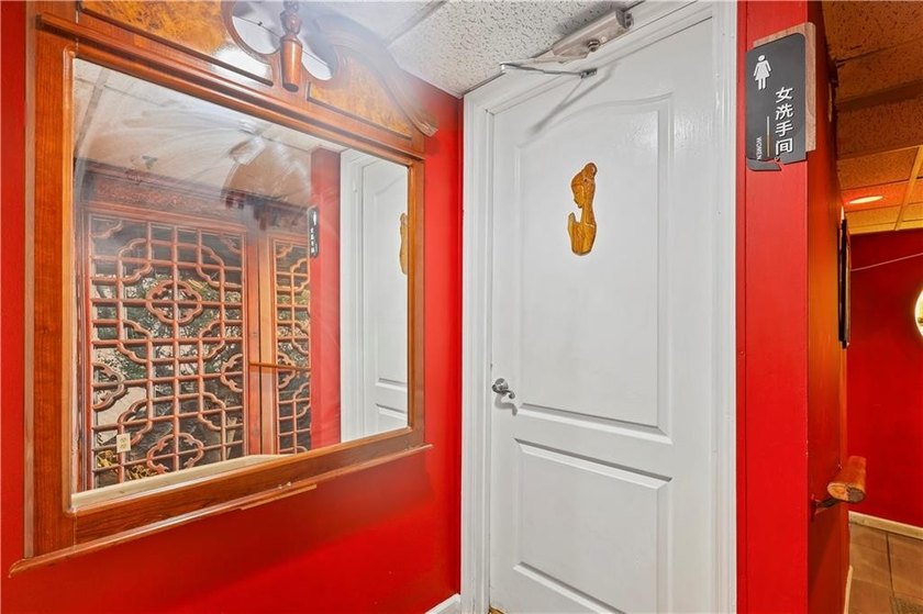 Incredible opportunity to own your own mid-Island restaurant! - photo 16