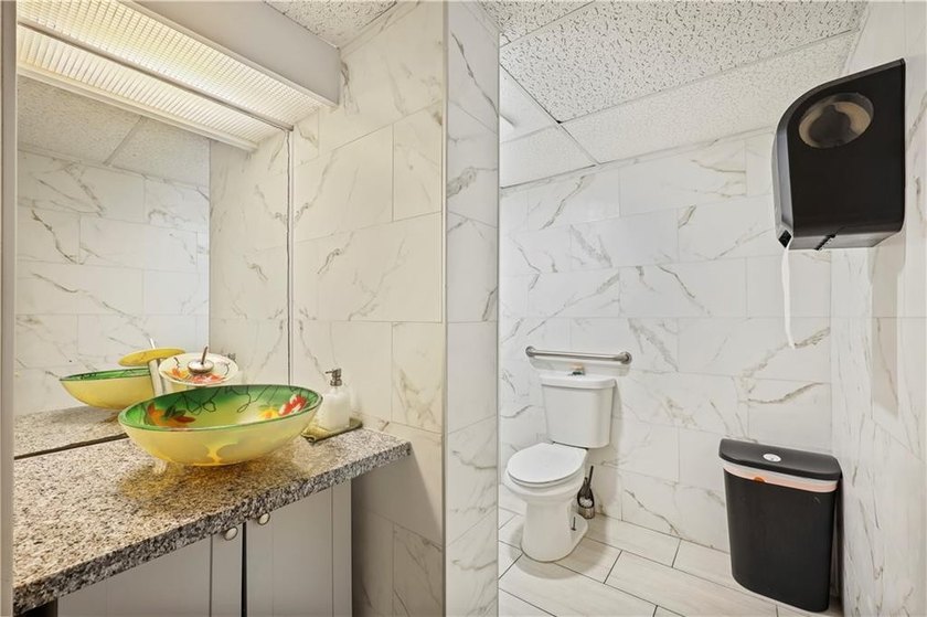 Incredible opportunity to own your own mid-Island restaurant! - photo 17