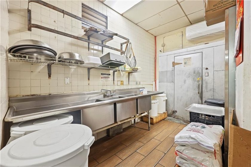Incredible opportunity to own your own mid-Island restaurant! - photo 21