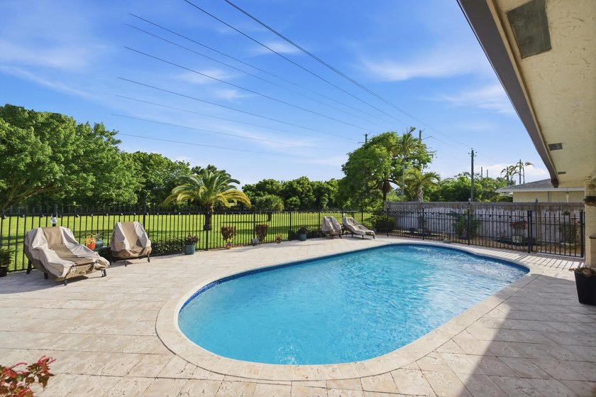 Beautifully maintained three bedroom, two bathroom With option - photo 29