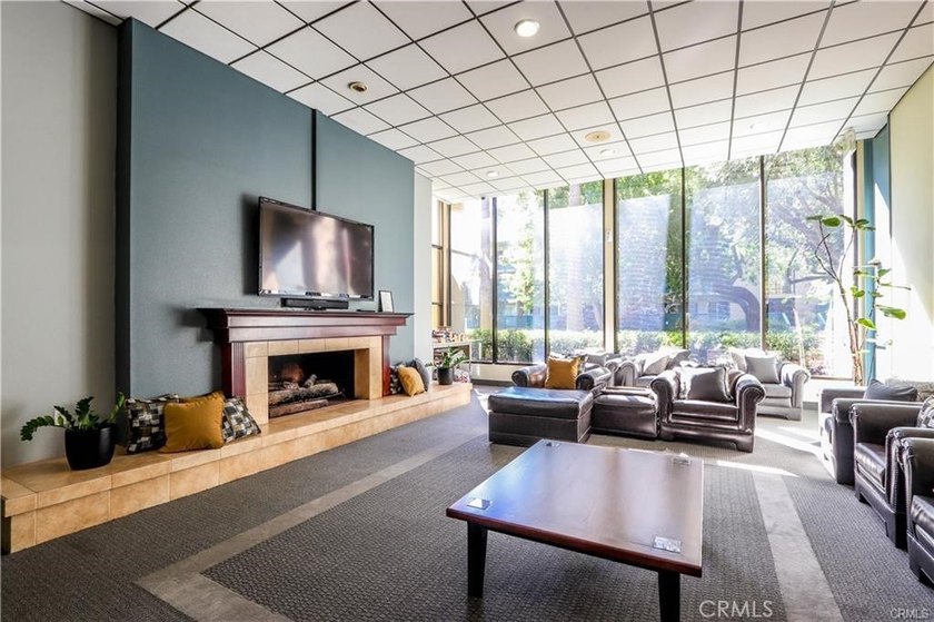 Positioned within the lush, gated enclave of Stoneybrook Villas - photo 18