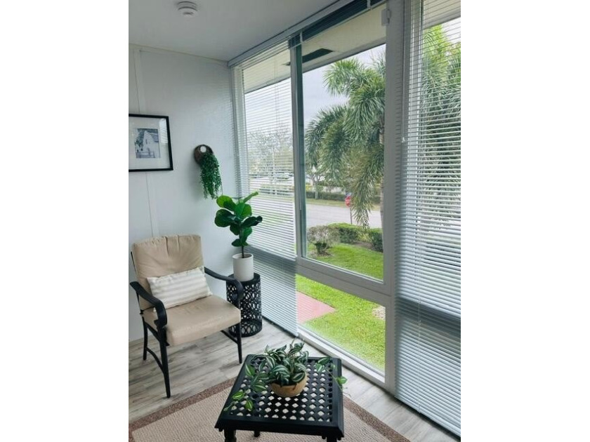 Inviting, light-filled, and impeccably renovated extra-large - photo 13