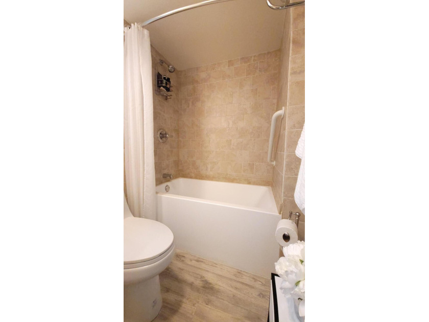 Inviting, light-filled, and impeccably renovated extra-large - photo 16
