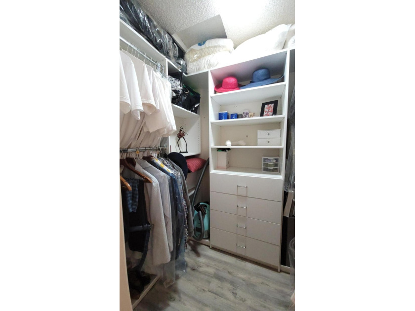 Inviting, light-filled, and impeccably renovated extra-large - photo 19