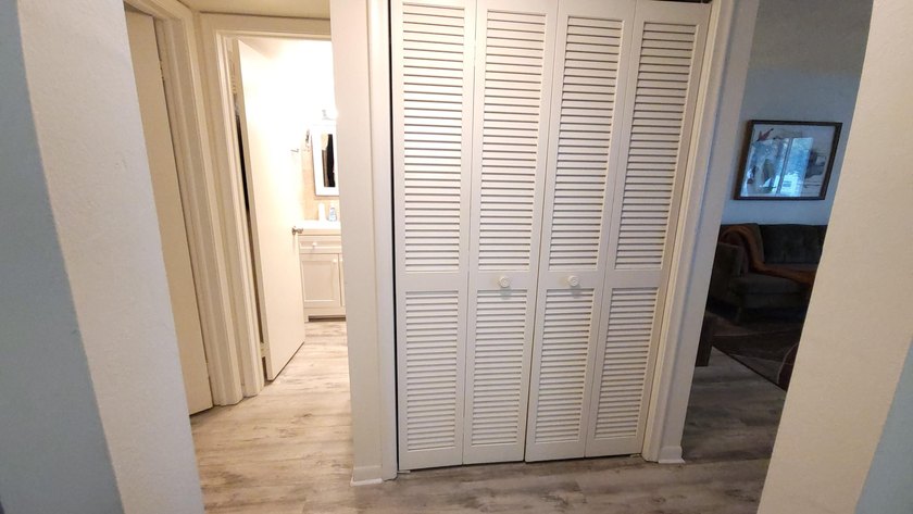 Inviting, light-filled, and impeccably renovated extra-large - photo 24