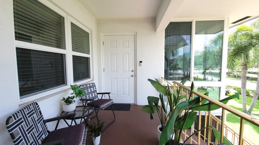 Inviting, light-filled, and impeccably renovated extra-large - photo 27