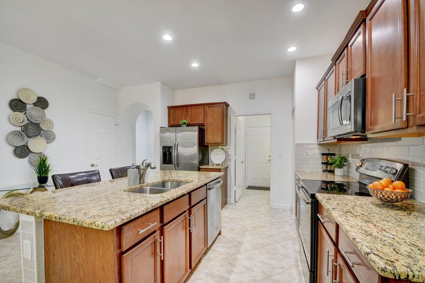 FURNISHED upscale lovely townhome located in a boutique gated - photo 2
