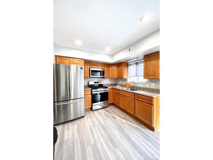 Expansive Brooklyn Home with Dual Dining, Parking Garage &amp; - photo 11