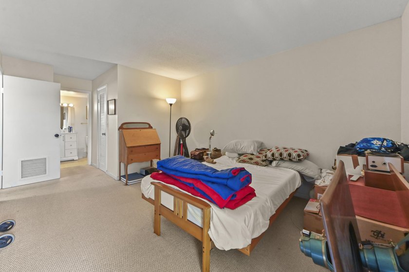 Welcome to this charming corner/end-unit condominium in Golfs - photo 12