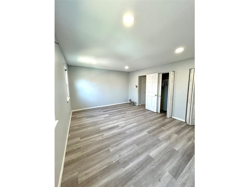Expansive Brooklyn Home with Dual Dining, Parking Garage &amp; - photo 15