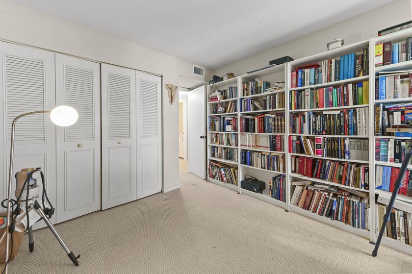 Welcome to this charming corner/end-unit condominium in Golfs - photo 15