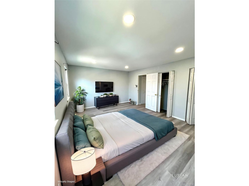 Expansive Brooklyn Home with Dual Dining, Parking Garage &amp; - photo 16