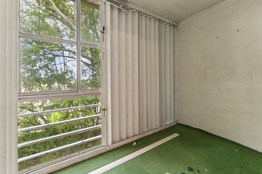 Welcome to this charming corner/end-unit condominium in Golfs - photo 19