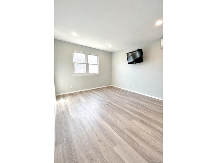 Expansive Brooklyn Home with Dual Dining, Parking Garage &amp; - photo 20