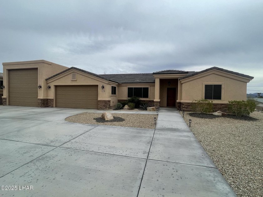 'MODEL HOME ON YOUR LEVEL LOT'. 3400 Square Feet Under Roofes - photo 4