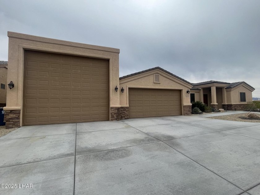 'MODEL HOME ON YOUR LEVEL LOT'. 3400 Square Feet Under Roofes - photo 5
