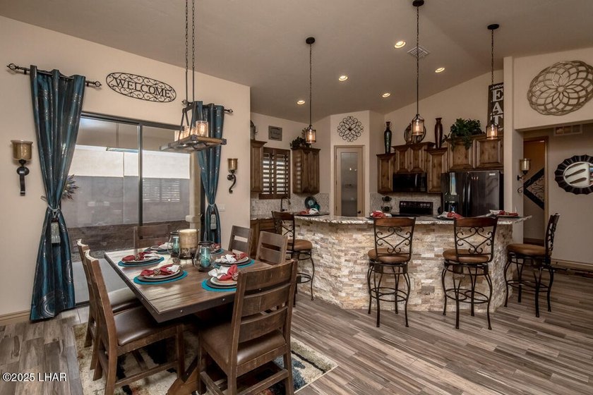 'MODEL HOME ON YOUR LEVEL LOT'. 3400 Square Feet Under Roofes - photo 10