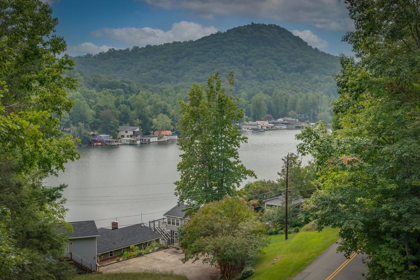LAKE LANIER HOME WITH WATER ACCESS &amp; VIEWS! Exceptionally well - photo 2