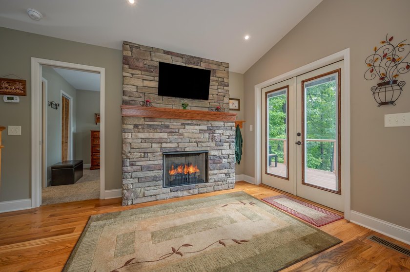 LAKE LANIER HOME WITH WATER ACCESS &amp; VIEWS! Exceptionally well - photo 4