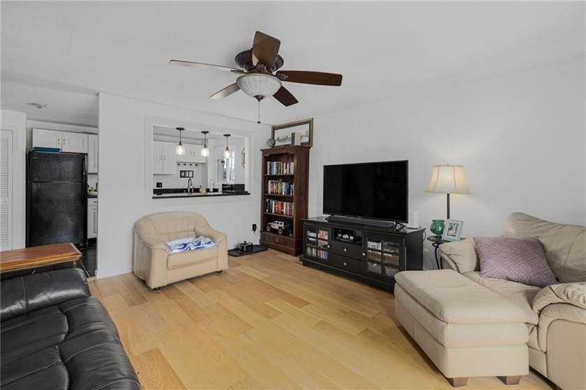 Welcome to desirable Pilgrim Court! This updated and - photo 13