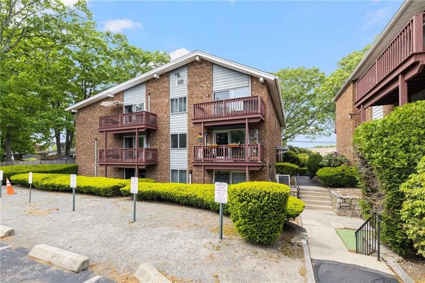 Welcome to desirable Pilgrim Court! This updated and - photo 16