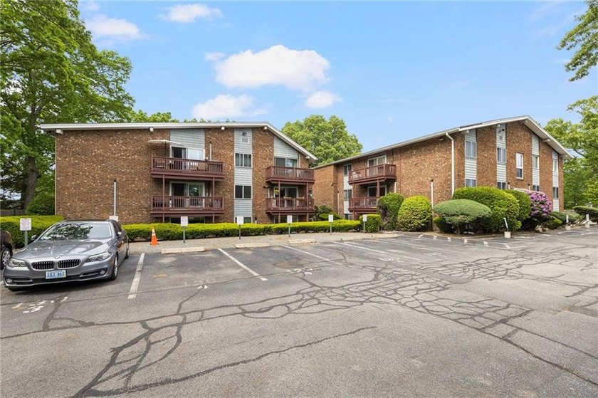 Welcome to desirable Pilgrim Court! This updated and - photo 18