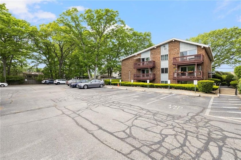 Welcome to desirable Pilgrim Court! This updated and - photo 19