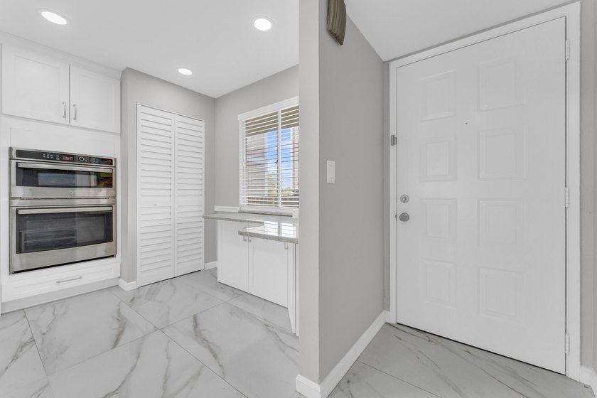 Stunning condo with pond and lake view. Enter to this beautifull - photo 11