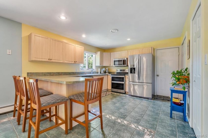 Welcome to 3 Woodbine Lane, nestled in the highly sought-after - photo 12