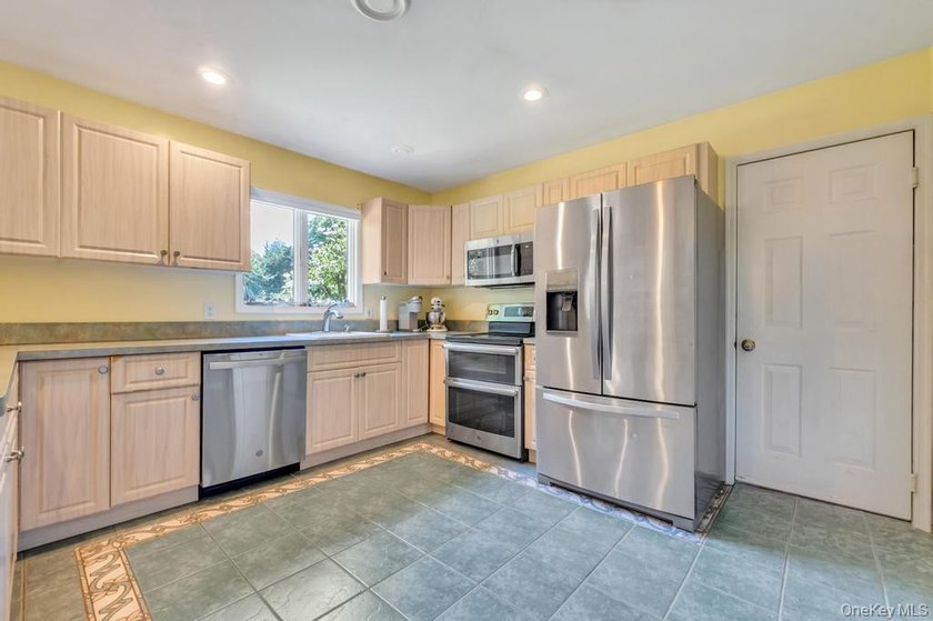 Welcome to 3 Woodbine Lane, nestled in the highly sought-after - photo 15