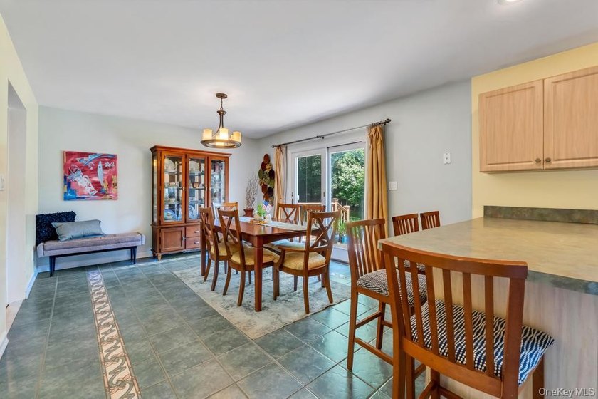 Welcome to 3 Woodbine Lane, nestled in the highly sought-after - photo 17