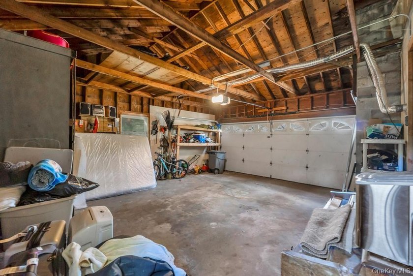 Welcome to 3 Woodbine Lane, nestled in the highly sought-after - photo 25