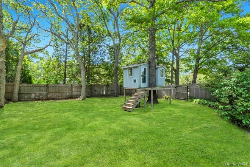 Welcome to 3 Woodbine Lane, nestled in the highly sought-after - photo 30