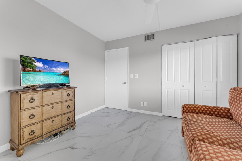 Stunning condo with pond and lake view. Enter to this beautifull - photo 35