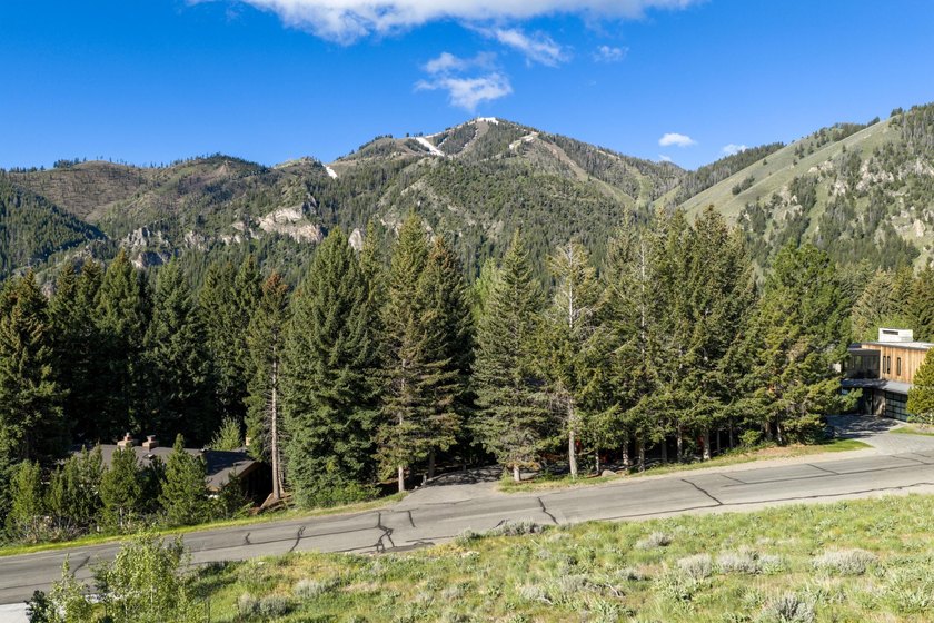Perched on a coveted slope of Knob Hill, this exceptional parcel - photo 5