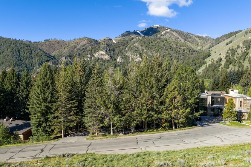 Perched on a coveted slope on Knob Hill, this exceptional parcel - photo 6