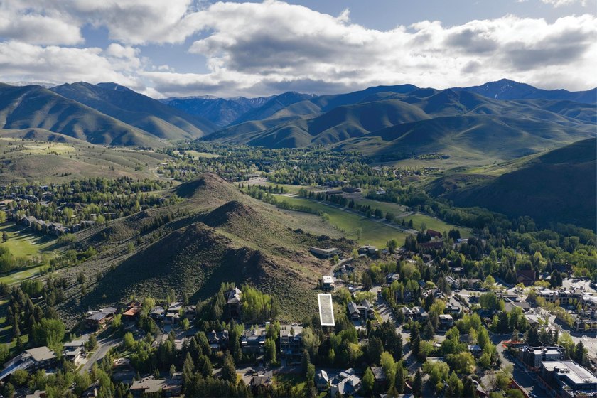 Perched on a coveted slope on Knob Hill, this exceptional parcel - photo 9