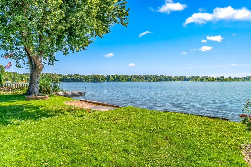 Welcome to this beautifully renovated waterfront cottage on - photo 2